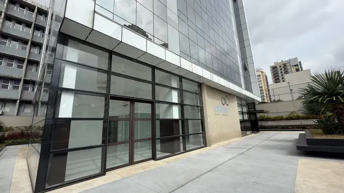 Ponto comercial com 7 salas com fechamento em vidro, com pia e ar condicionado.