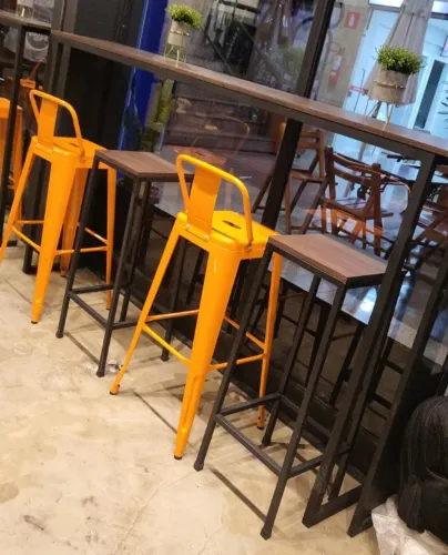 Mesa Alta 2,10m + 4 Banquetas Industriais - Estilo Moderno