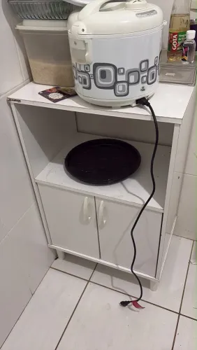 Armário com lugar para microondas, forno elétrica e locais para guardar compras.