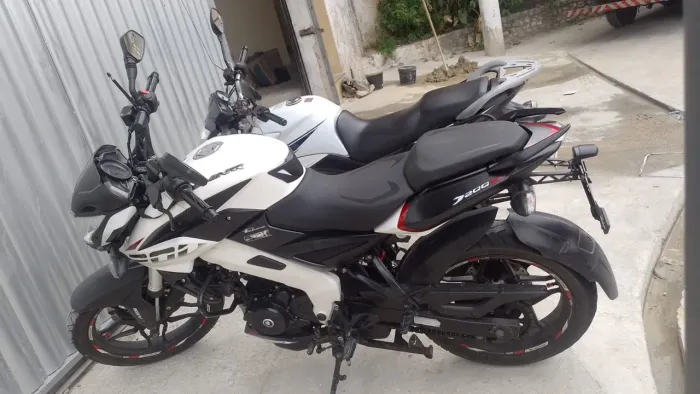 Vendo linda dominar 200 designer agressivo 24cavalos de potência abs na roda dianteira