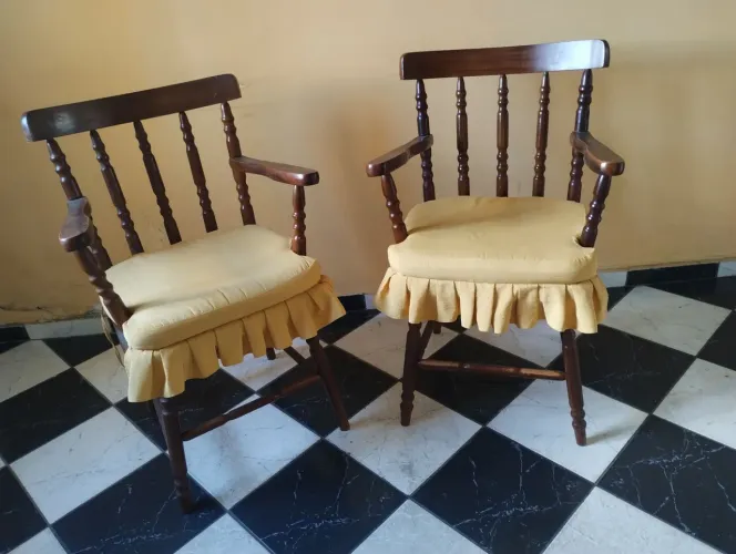 Cadeira de Madeira maciça com estofado 