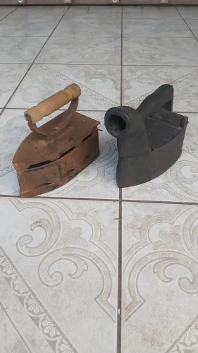 Ferro passar roupa antigo