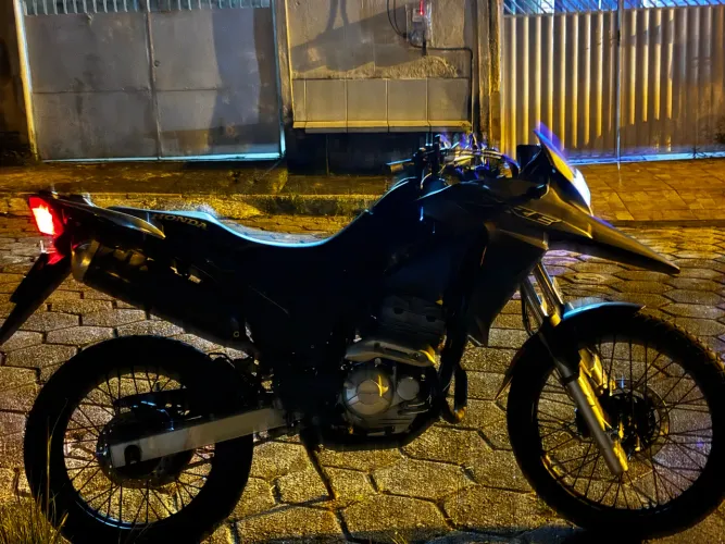Vendo xre 300 moto está em ótimo estado vendo ou troco estou a procura de um carro
