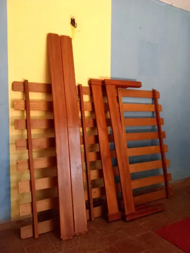 Cama de madeira