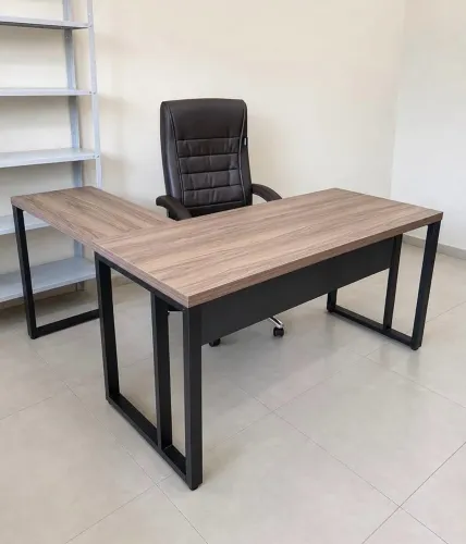 Mesa em L modelo industrial