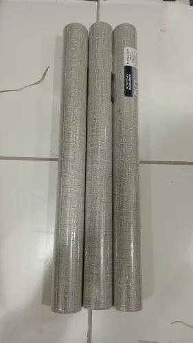 Papel de parede estilo linho e marmorizado também