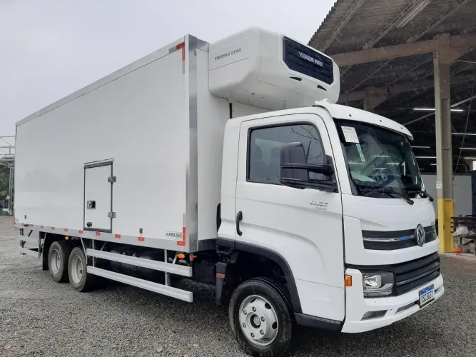 VW 13.180 Delivery 6x2 Baú Refrigerado Frilsul