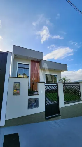 Casa Geminada à Venda em Forquilhas  São José | 4 Dormitórios | Terreno de 400 m²