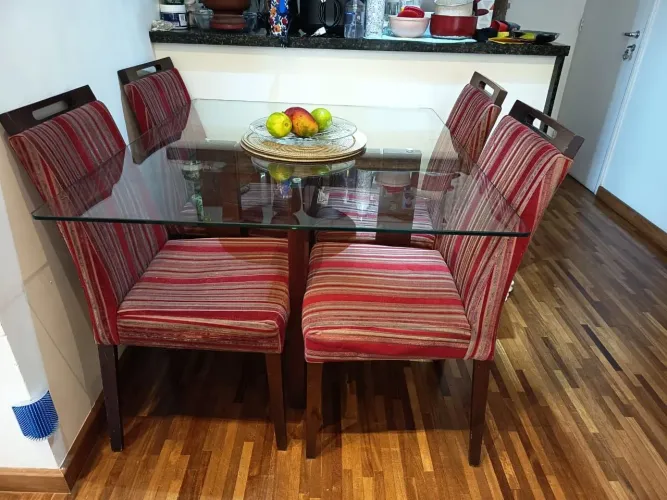 Mesa de jantar com 4 cadeiras