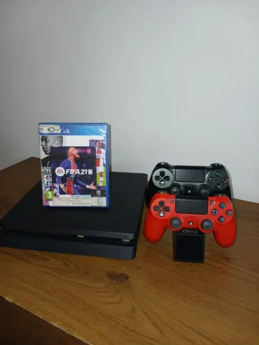PS4 Slim 1 terabyte, acompanha um jogo, dois controles e um dock de carregamentos