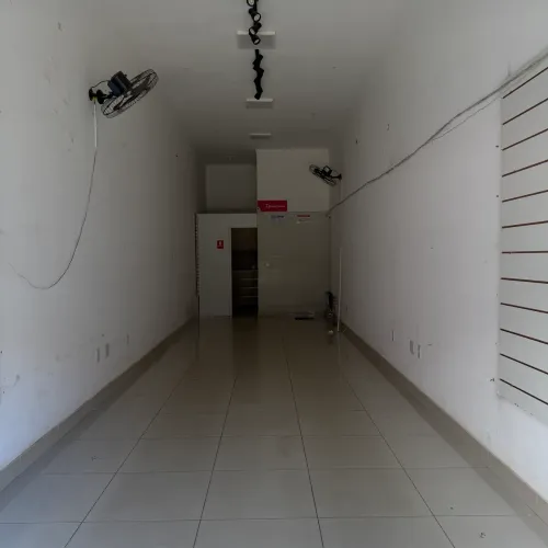 Aluga-se sala na rua 300(44)