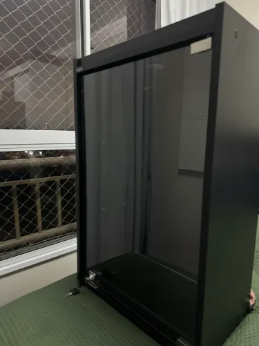 Vitrine Suspensa Expositor LED Porta Vidro Temperado Branco 66.5cm