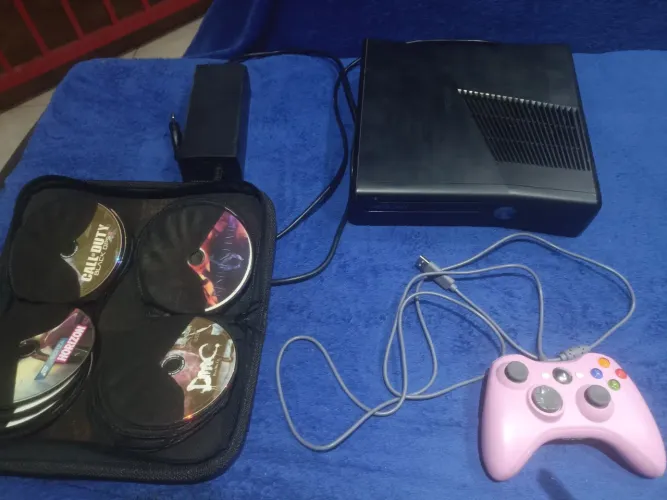 Xbox 360 slim com 1 controle + jogos no DVD