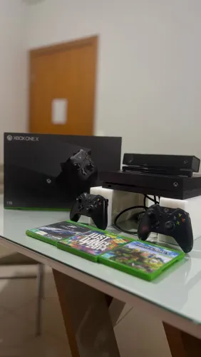 Xbox one X 1T + Manetes + Kinect + Alguns jogos