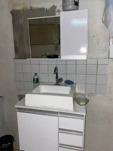 Vendo armário de pia completo com a pia junto