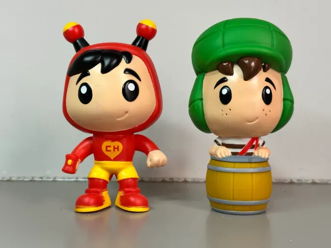 Bonecos Chapolin e Chaves Giraffas