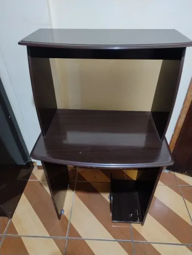 Mesa para Computador com Bandeja para Teclado - Excelente Estado