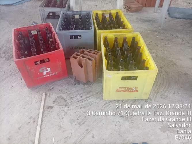 Vendo 6 caixas de cerveja vazia de 600 valor a combinar 