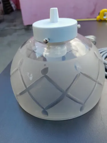 Luminária pendente com cúpula antiga - vidro detalhado