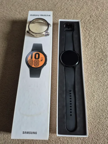 Galaxy Watch 4 - 44 mm, PERFEITO. Usado mas sem marcas. Lindo. R$ 650,00.