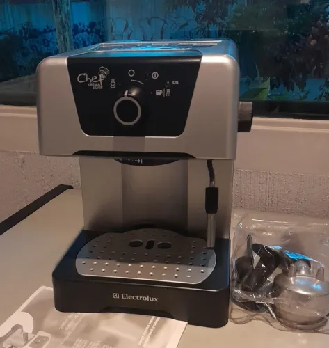  Cafeteira Electrolux Chef Crema Silver (modelo EM400).