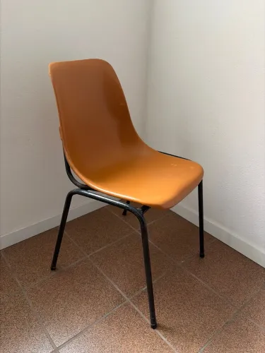 Cadeira terracota base em ferro design