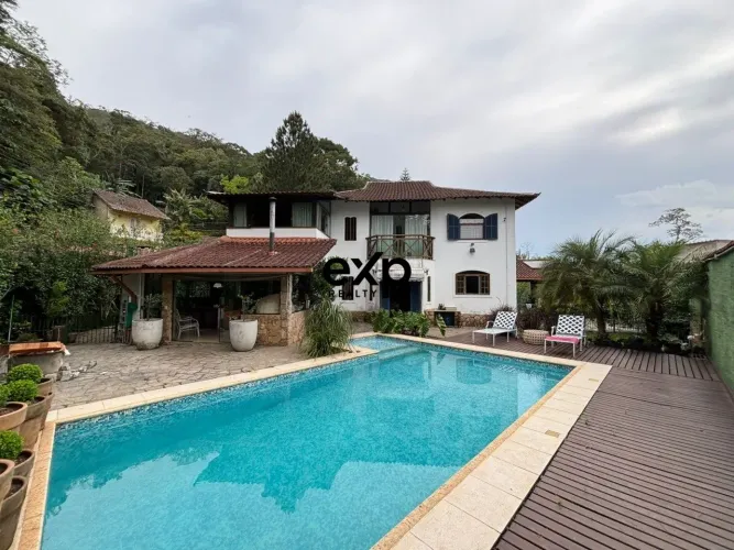 Casa ampla à venda no charmoso bairro do Quitandinha.