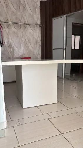 Mesa quadrada para loja e 2 móveis com portas com rodinhas