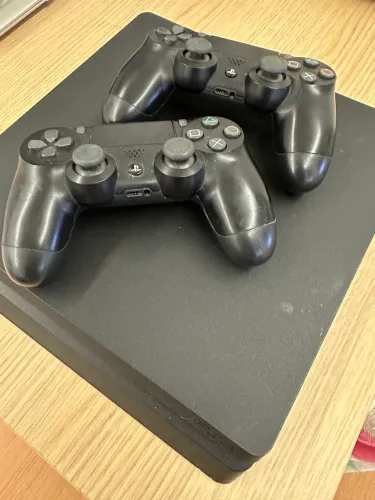 PlayStation 4 Slim + 2 controles