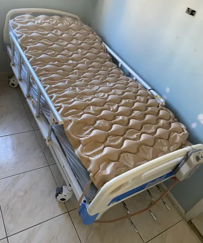 Vende-se Cama Hospitalar c/ colchão + Colchão Pneumático