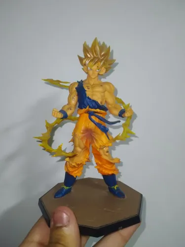 Boneco Goku Super Saiyajin Dragon Ball Z Bandai 2013 com Base e Efeitos de Energia