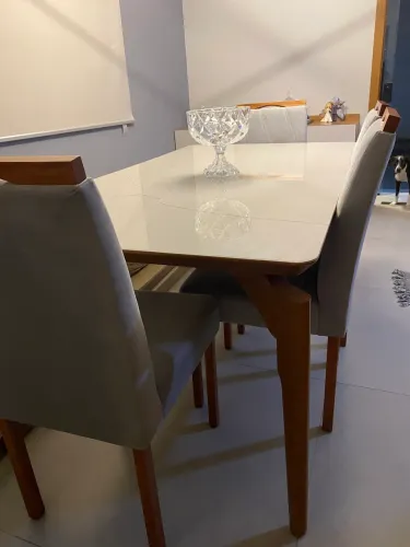 Vendo mesa de 6 lugares, linda, resistente e espaçosa