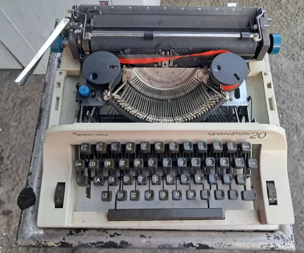 MÁQUINA DE ESCREVER - POR FAVOR, SÓ CHAME SE REALMENTE LEU A DESCRIÇÃO DO ANÚNCIO!