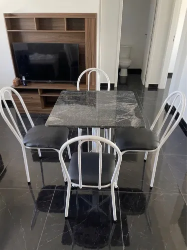 Conjunto de mesa com 4 cadeiras