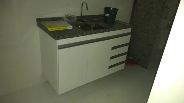 Móvel inferior com 02 portas e 04 gavetas. Não tenho pronto, só por encomenda.