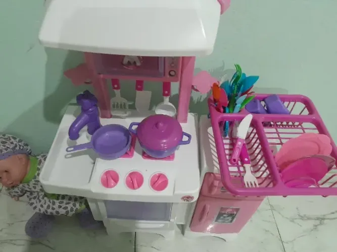 Lote de brinquedos de cozinha e boneca.