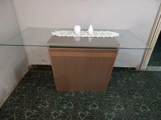 Mesa de madeira da boa com tampo de vidro. Esta super nova . Somente a mesa