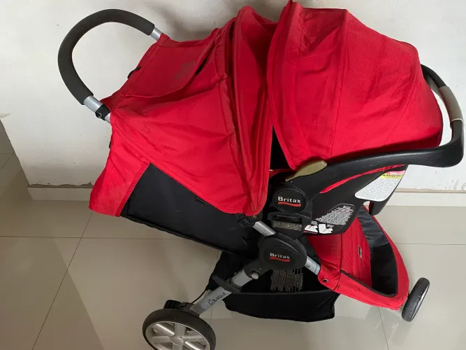 Carrinho de bebê com bebê conforto Britax