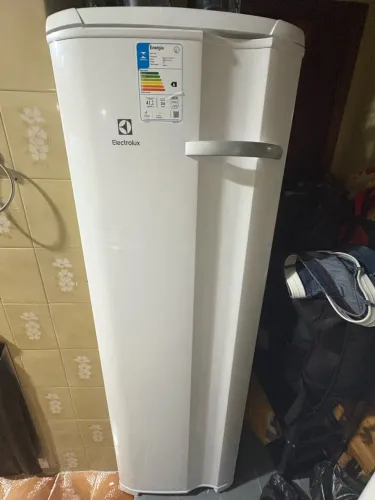 Freezer vertical Electrolux 234L