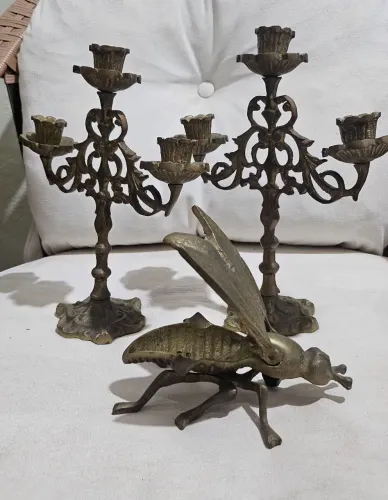 KIT DECORAÇÃO VINTAGE: CANDELABROS ANTIGOS + CINZEIRO MOSCA EM BRONZE