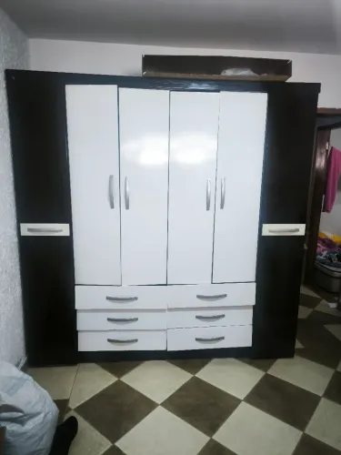 GELADEIRA, ARMARIO DE COZINHA, MESA, SAPATEIRA, ROUPA E ARMÁRIO PARA PRODUTOS DE LIMPEZA