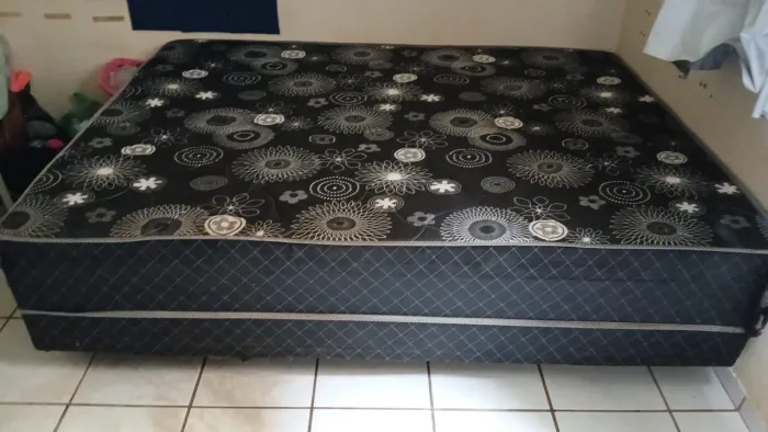 Cama de casal box + um colchão de casal separado