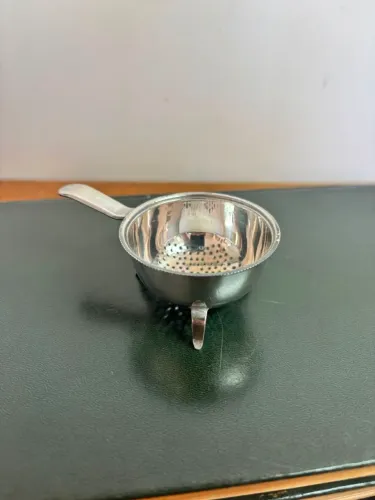 Antigo e lindo coador para chá, em metal banhado a prata - Domus - 9,5cm de comprimento