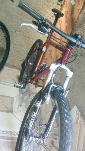 Uma MTB agiu para pista.