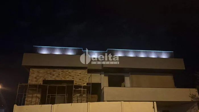 Casa no condomínio Jardins Versailles disponível para venda em Uberlândia-MG