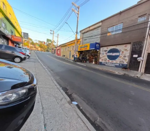 Ponto Comercial com porta de aço + Banheiro - Rua movimentada - Carapicuiba