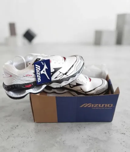 Tennis Mizuno talla 44 totalmente nuevo