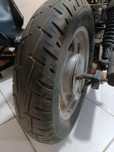 2 pneus de moto praticamente zeros