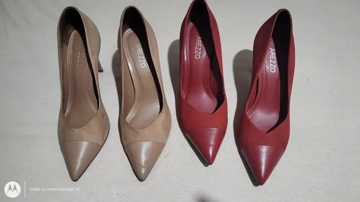 Scarpin Arezzo n36 bege e vermelho