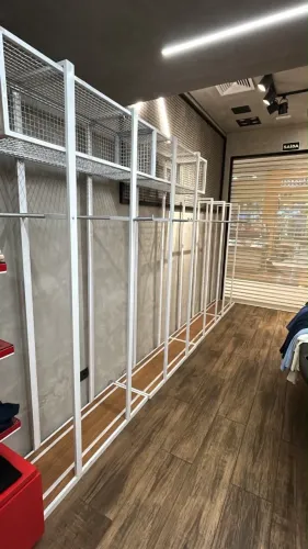 Estrutura Industrial Branca em Tubos para Araras